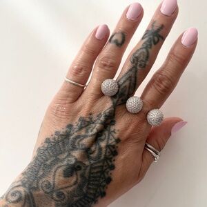 Noir NYC Cassandra double finger ring